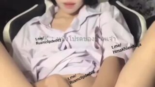 คลิปXXXทวิตเตอร์มาแรง Lukmoo71 น้องลูกหมูช่วยตัวเองคาชุดนักเรียน ดาวติ๊กต็อกน่ารักไลฟ์สดในกลุ่มลับ นั่งถ่างหีไร้ขนแล้วเอาควยปลอมเย็ดหี หน้ายั่วๆแบบนี้เซ็กส์จัดแน่นอน