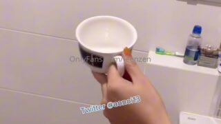 jeenzen น้องส้มสาวหน้าสวยหุ่นอวบโดนแตกใส่หน้า XXX คลิปหลุดฟรี โดนหนุ่มเอาควยเสิร์ฟในห้องน้ำ กดหัวโม๊คลงคอแทบอ้วก